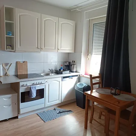 2 Zimmer Mit Kuechenzeile Und Bad *